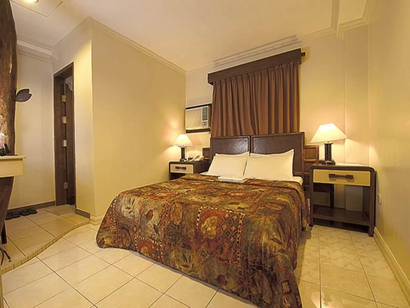 Hotel Joselina - Main Branch Tuguegarao Esterno foto